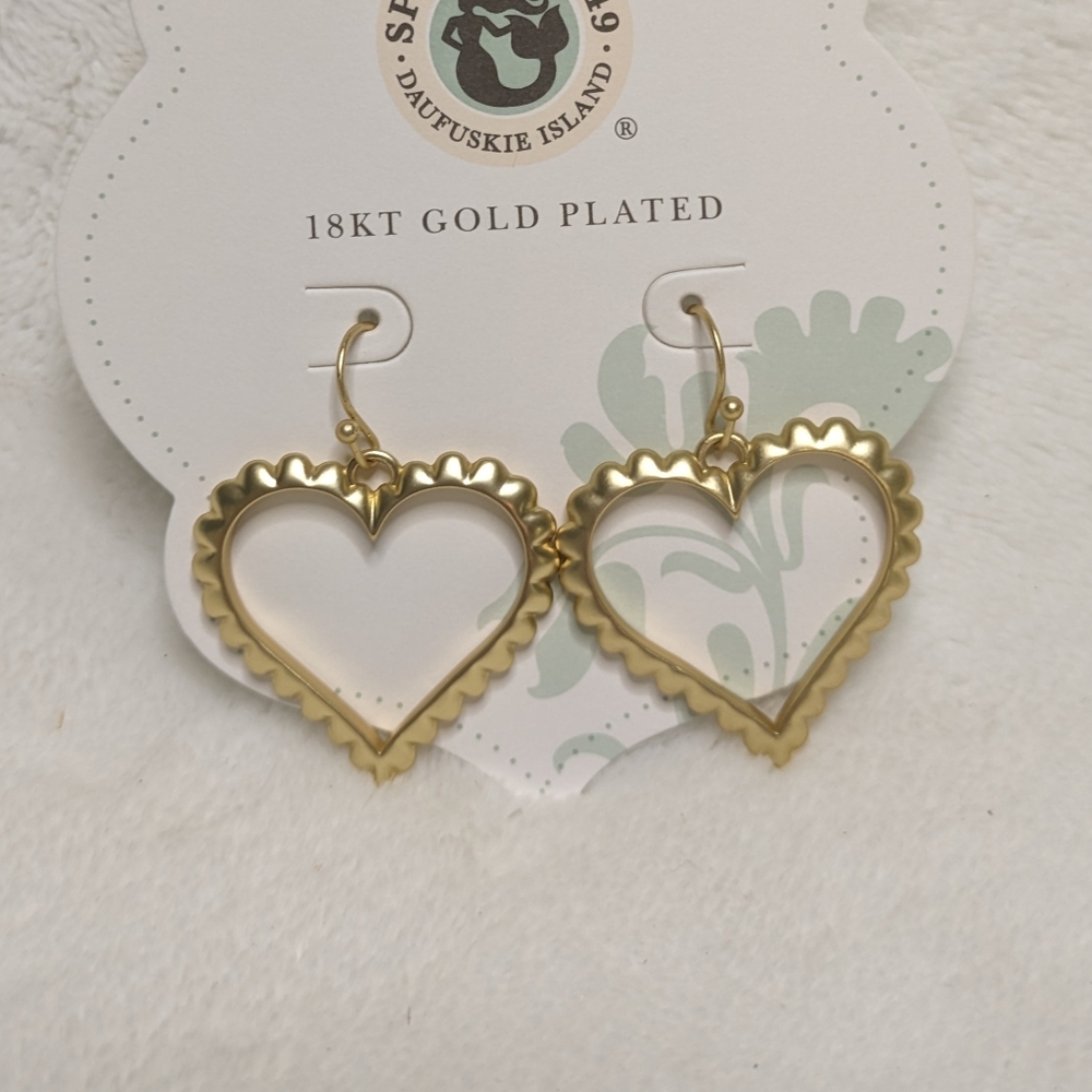 18kt Matte Gold Plated Scalloped Heart Earrings in Gold NIB - Picture 5 of 12